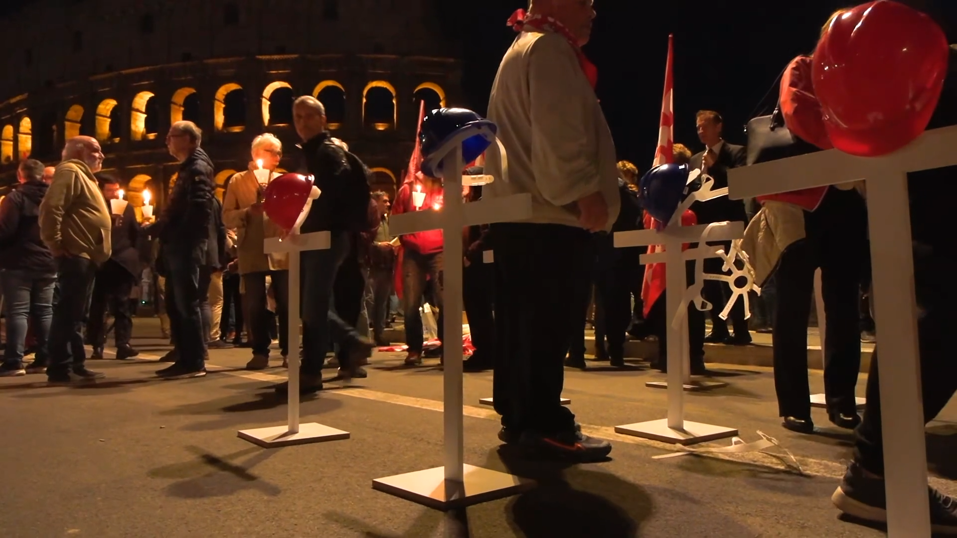 Crollo Torre dei Conti, fiaccolata per l’operaio morto con croci bianche e caschetti da cantiere: “La strage deve finire” Crollo Torre dei Conti, fiaccolata per l’operaio morto con croci bianche e caschetti da cantiere: “La strage deve finire”
