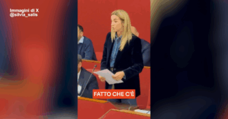 Copertina di Salis legge gli insulti sessisti che riceve sui social in Aula: “Educazione sessuale e affettiva necessaria” – Video