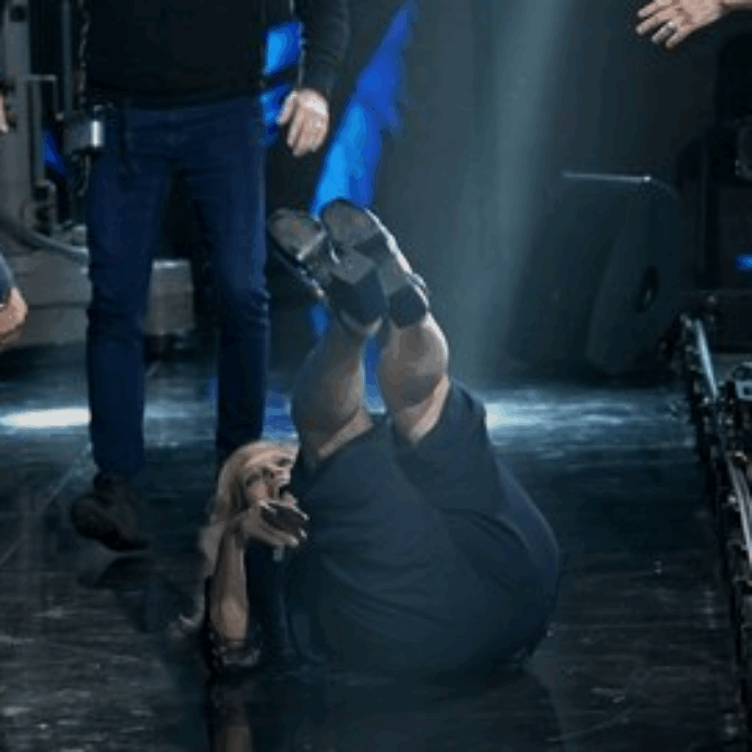 “Binario maledetto”: Iva Zanicchi inciampa e cade rovinosamente a Belve. Poi attacca: “Ho pagato 7,5 miliardi al fisco per colpa di chi mi ha fregato”