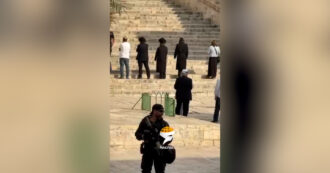 Copertina di Gerusalemme, la provocazione: 465 coloni e ultraortodossi israeliani nella moschea di al-Aqsa