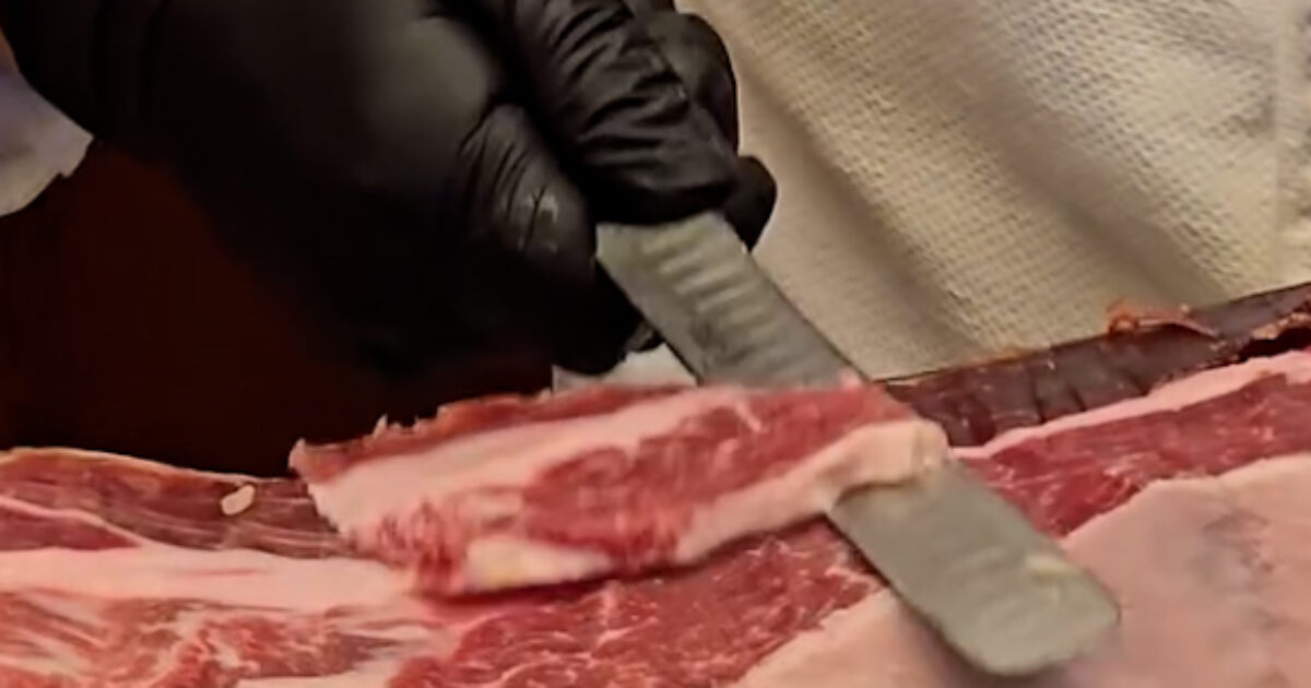 Pulisce l’affettatrice e si amputa tre polpastrelli: operaio di New York portato d’urgenza in ospedale