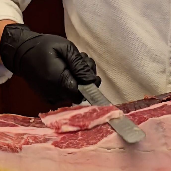 L’affettatore di prosciutto a Disneyland Paris “spaventa” il cliente spagnolo che ironizza sui social – Video