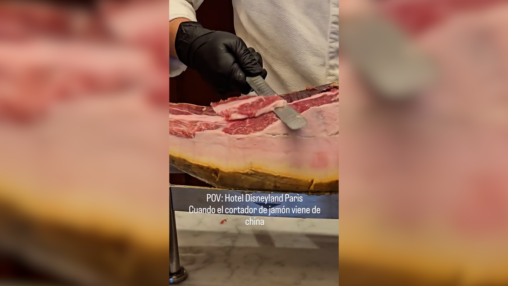 l8217affettatore di prosciutto a disneyland paris spaventa il cliente spagnolo che ironizza sui social 8211 video