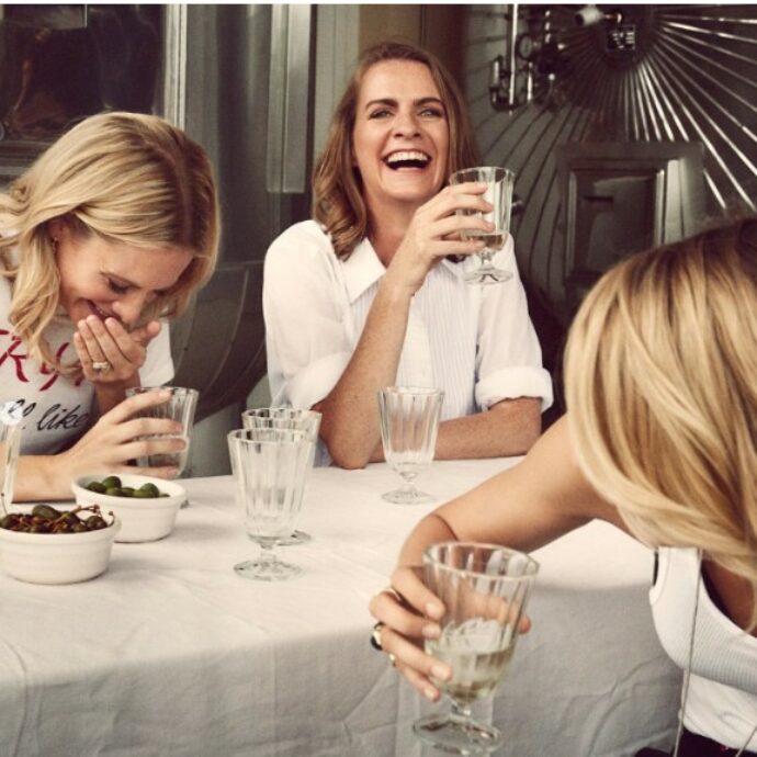 “Tradisci lo champagne e bevi il Prosecco”: la campagna delle sorelle Delevingne scatena l’ira dei produttori di bollicine francesi