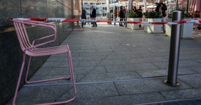 “Sono corso da mia moglie, aveva il coltello conficcato nella schiena. Mi ha detto: è stato un pazzo”