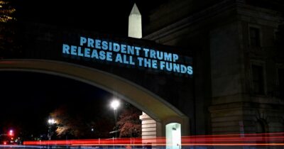 Copertina di Il governo Usa “chiuso” da 36 giorni, record: a ottobre 33 miliardi di pagamenti bloccati