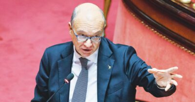 Copertina di Scuola, la mobilitazione dei docenti in trenta piazze: “Bloccano i pacifisti, ma non i militari”