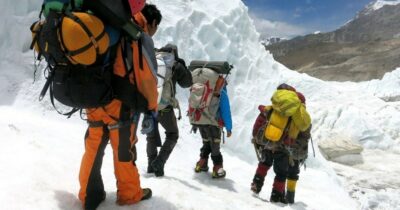 Copertina di Nepal, il ministero degli Esteri in contatto con i cinque alpinisti italiani: “Stanno bene”