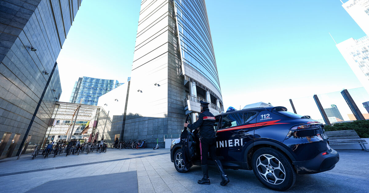 Donna accoltellata a Milano, il marito: “Con la lama infilata nella schiena mi ha detto: ‘È un pazzo