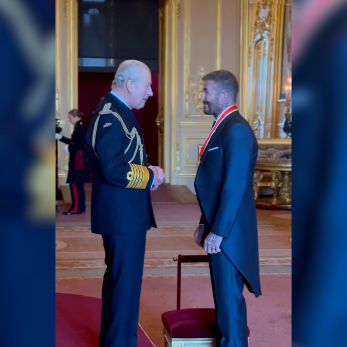 David Beckham in ginocchio davanti a Re Carlo: l’ex capitano dell’Inghilterra nominato cavaliere – Video