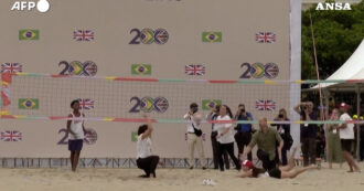 Copertina di Il principe William scatenato sulla sabbia: gioca a beach volley a Copacabana poi si improvvisa bagnino – Video