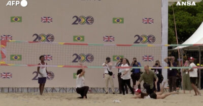 Copertina di Il principe William scatenato sulla sabbia: gioca a beach volley a Copacabana poi si improvvisa bagnino – Video