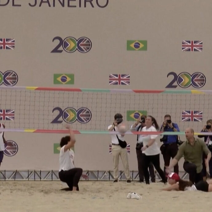 Il principe William scatenato sulla sabbia: gioca a beach volley a Copacabana poi si improvvisa bagnino – Video