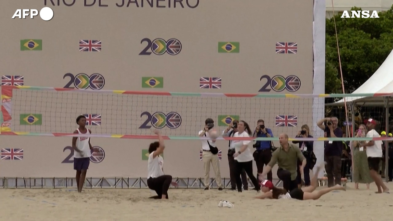 Il principe William scatenato sulla sabbia: gioca a beach volley a Copacabana poi si improvvisa bagnino – Video Il principe William scatenato sulla sabbia: gioca a beach volley a Copacabana poi si improvvisa bagnino – Video