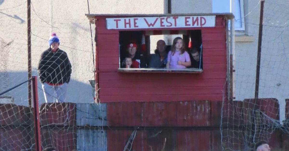 “Sono solo affettuoso”: la tecnica del terzino baciatore, che fa espellere l’avversario. Molto meglio la tribuna fai da te in cortile | Le Domeniche Bestiali “Sono solo affettuoso”: la tecnica del terzino baciatore, che fa espellere l’avversario. Molto meglio la tribuna fai da te in cortile | Le Domeniche Bestiali