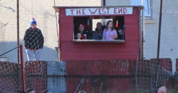 “Sono solo affettuoso”: la tecnica del terzino baciatore, che fa espellere l’avversario. Molto meglio la tribuna fai-da-te in cortile | Le Domeniche Bestiali