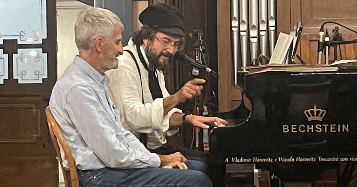 Vinicio Capossela racconta ‘Canzoni a manovella’ agli anziani di Casa Verdi: il cantautore ripercorre la storia del suo quinto album