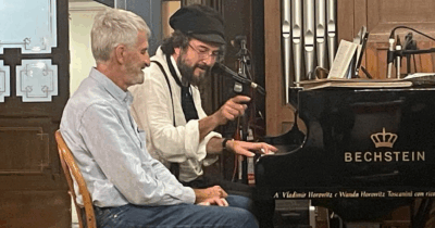 Copertina di Vinicio Capossela racconta ‘Canzoni a manovella’ agli anziani di Casa Verdi: il cantautore ripercorre la storia del suo quinto album