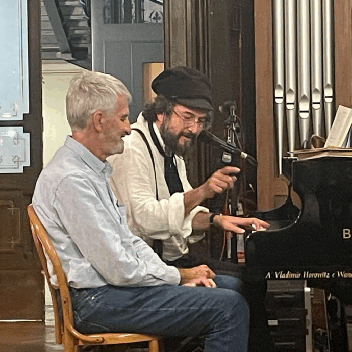 Vinicio Capossela racconta ‘Canzoni a manovella’ agli anziani di Casa Verdi: il cantautore ripercorre la storia del suo quinto album