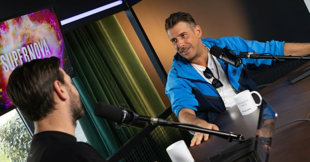 “Se ho un pene oversize? Voci che girano non sta a me dirlo, forse alcuni vestiti sartoriali hanno creato una zona ‘bombè’”: lo rivela Francesco Gabbani
