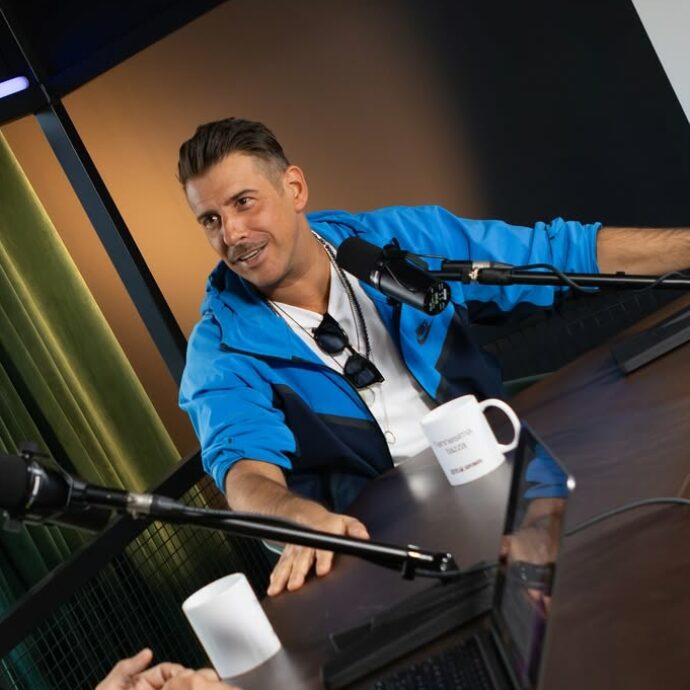 “Se ho un pene oversize? Voci che girano non sta a me dirlo, forse alcuni vestiti sartoriali hanno creato una zona ‘bombè’”: lo rivela Francesco Gabbani