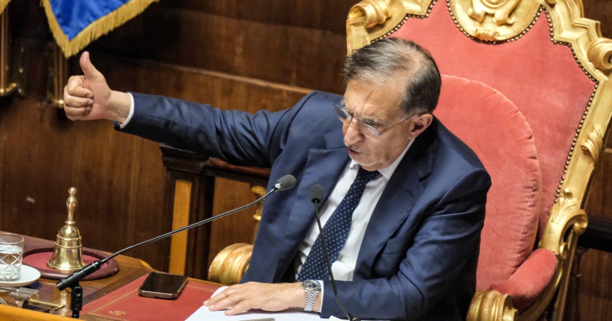 Cori fascisti nella sede Fdi a Parma, La Russa: “Episodi di folklore”. E cita Almirante