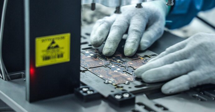 L’Europa schiacciata tra Trump e Xi: che cosa rischia su terre rare, materiali critici e semiconduttori