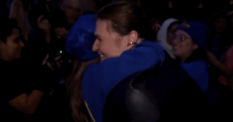 Copertina di Zohran Mamdani, dalla ragazza musulmana alla donna ebrea di New York: i festeggiamenti al Paramount Theater