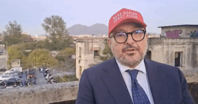 Copertina di Sangiuliano come Trump, l’ex ministro con il cappellino Maga: “Make Naples great again”