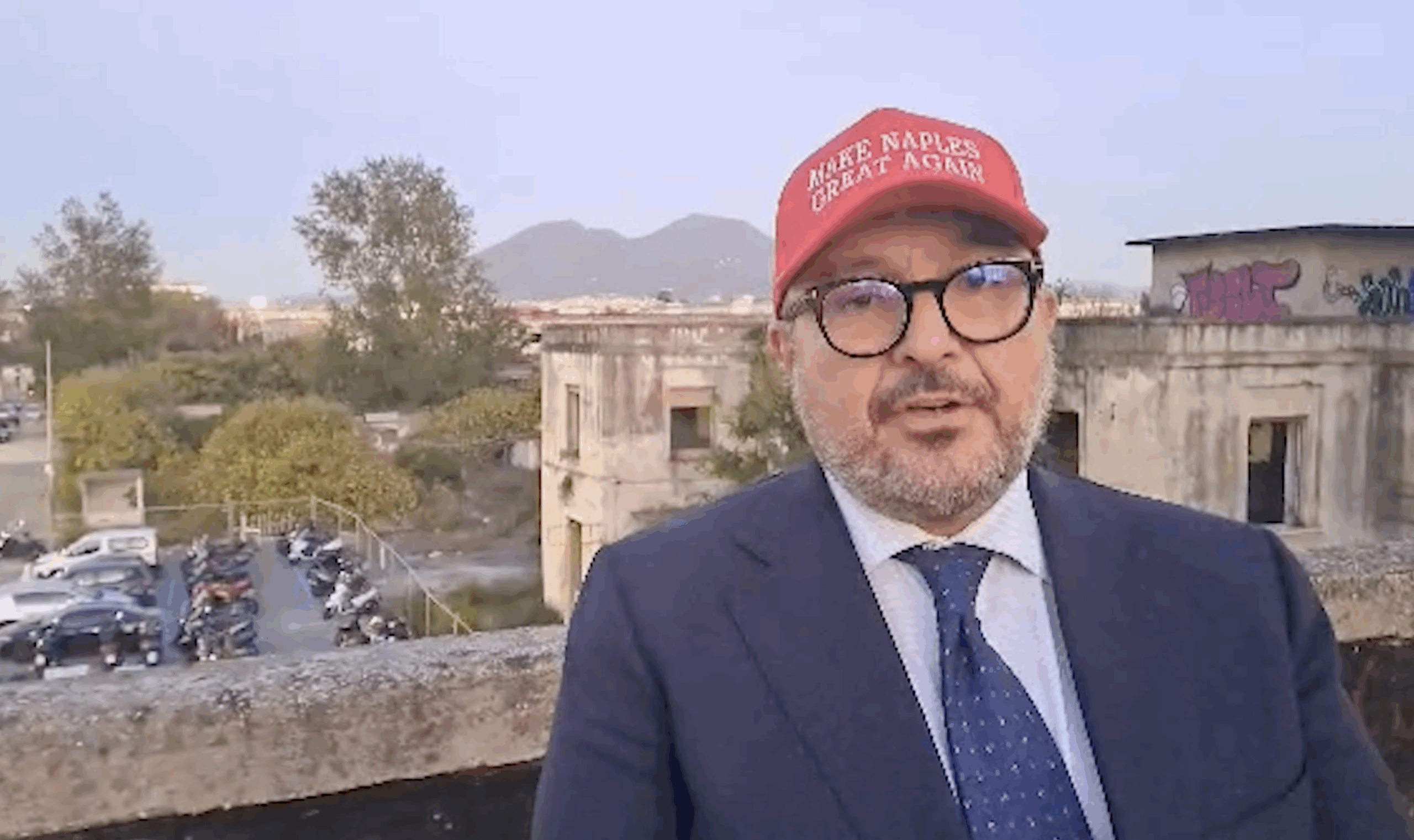 Sangiuliano come Trump, l’ex ministro con il cappellino Maga: “Make naples great again” Sangiuliano come Trump, l’ex ministro con il cappellino Maga: “Make naples great again”