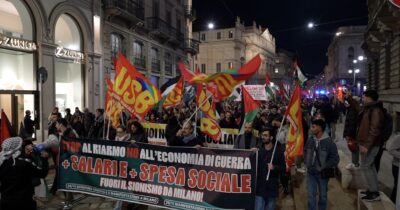 Copertina di “Aumentate i salari, non le spese militari”: otre mille persone in piazza a Milano contro la guerra