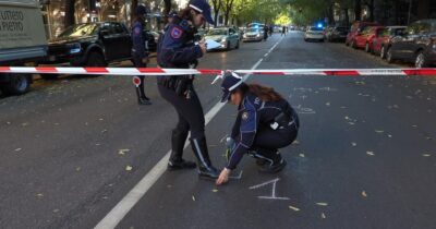 Copertina di Travolge e uccide anziano che attraversa sulla strisce pedonali a Milano: investitore si dà alla fuga – Video