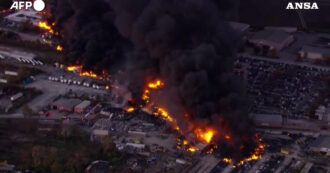Copertina di Aereo cargo si schianta a Louisville, almeno sette morti. La palla di fuoco e la nuvola di fumo poco dopo il decollo – Video