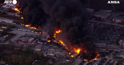 Copertina di Aereo cargo si schianta a Louisville, almeno sette morti. La palla di fuoco e la nuvola di fumo poco dopo il decollo – Video