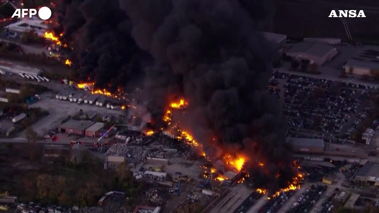 aereo cargo si schianta a louisville almeno sette morti la palla di fuoco e la nuvola di fumo poco dopo il decollo 8211 video