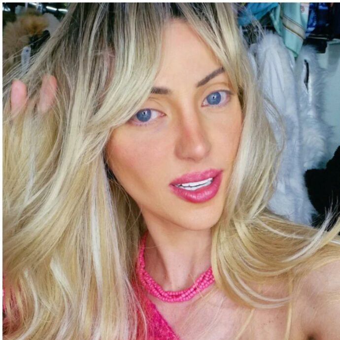 È morta la Barbie umana: trovata in casa l’influencer che si era sottoposta a 27 interventi per assomigliare alla celebre bambola. Si indaga sulle cause