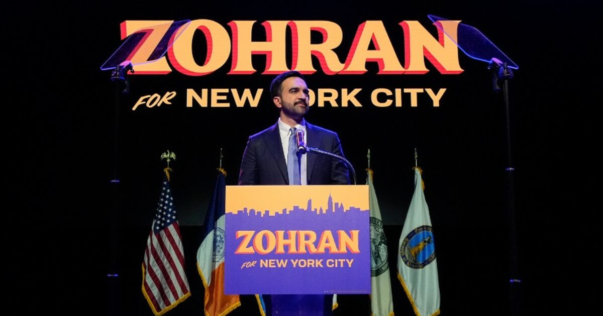 Zohran Mamdani eletto a New York: vittoria netta, è il primo sindaco musulmano. La sfida a Trump: “So che ci guardi: alza il volume”