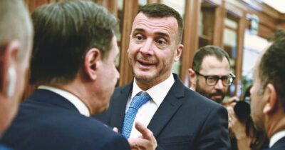 Copertina di Cinque Stelle, Rocco Casalino lascia il suo ruolo nella comunicazione “Ho deciso assieme a Conte, lavorerò in televisione”