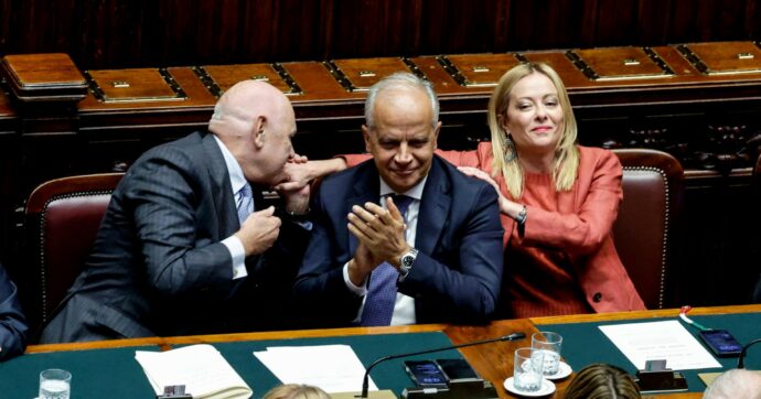 Arresto di Almasri in Libia, imbarazzo a Chigi: “Noi lo sapevamo”. Ma date e versioni smentiscono tutto