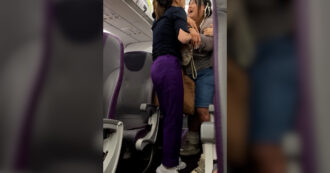 Copertina di Non ha il posto vicino al fidanzato: caos a bordo di un volo. Coppia fatta scendere dall’aereo – Video