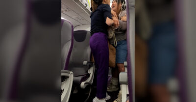 Copertina di Non ha il posto vicino al fidanzato: caos a bordo di un volo. Coppia fatta scendere dall’aereo – Video