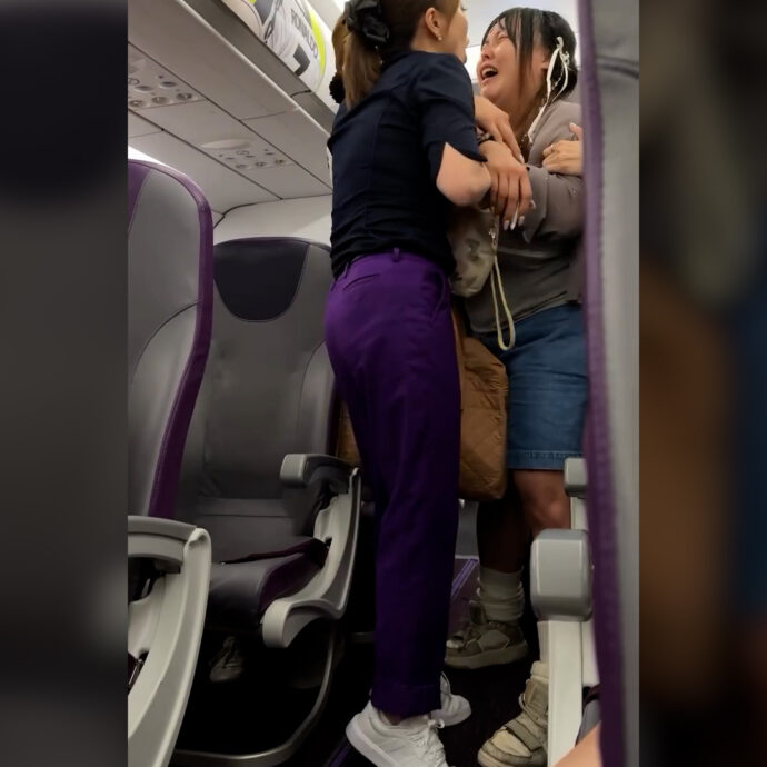 Non ha il posto vicino al fidanzato: caos a bordo di un volo. Coppia fatta scendere dall’aereo – Video
