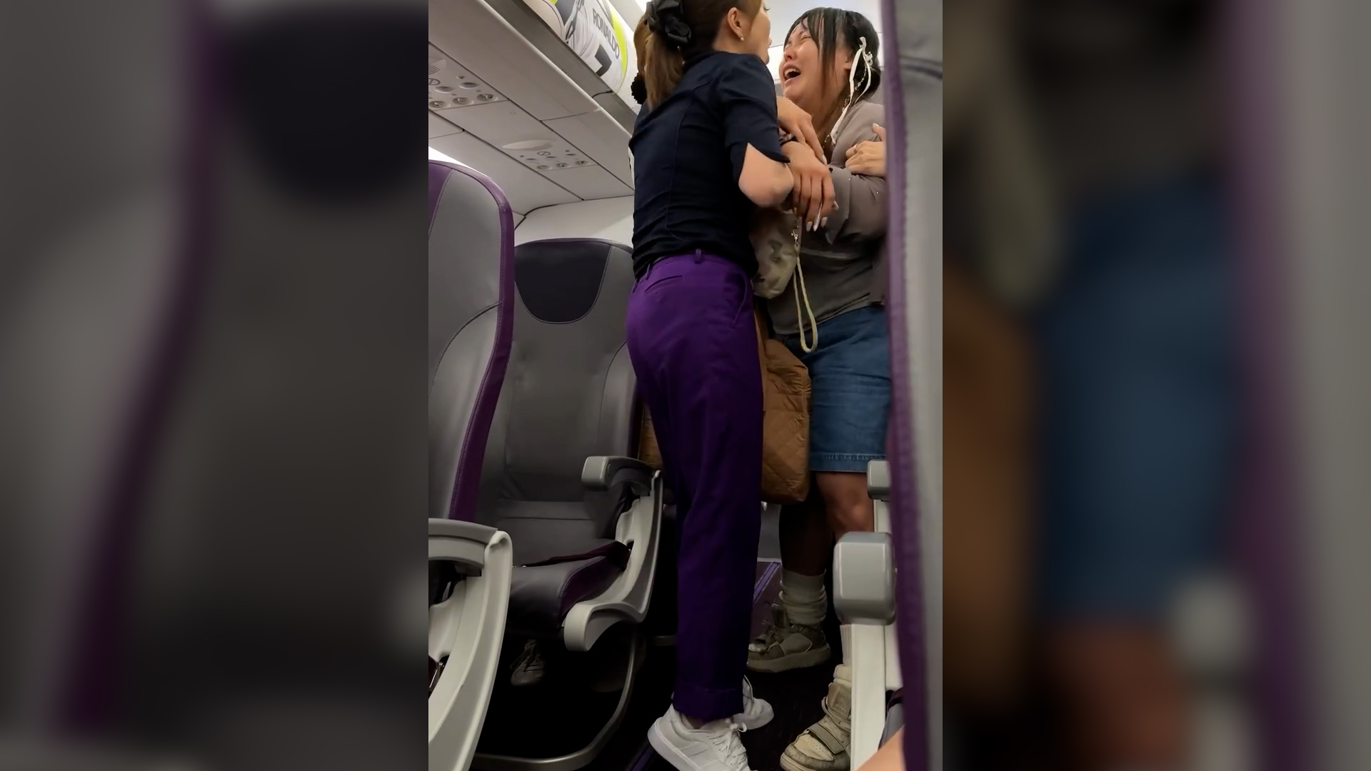 Non ha il posto vicino al fidanzato: caos a bordo di un volo. Coppia fatta scendere dall’aereo – Video