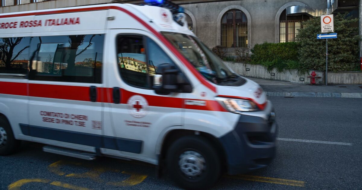 Scontro tra auto e scuolabus ad Arignano: un morto e almeno 20 feriti Scontro tra auto e scuolabus ad Arignano: un morto e almeno 20 feriti