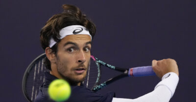 Copertina di Musetti trova il miglior Wawrinka, ma vince e tiene vivo il sogno Finals: oggi torna in campo ad Atene | Quando gioca, orario e dove vederlo in tv