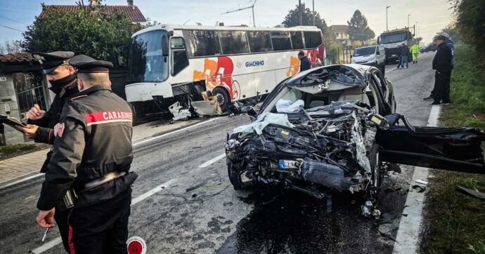 Scontro tra auto e bus di studenti ad Arignano: morto l’automobilista e almeno 20 feriti