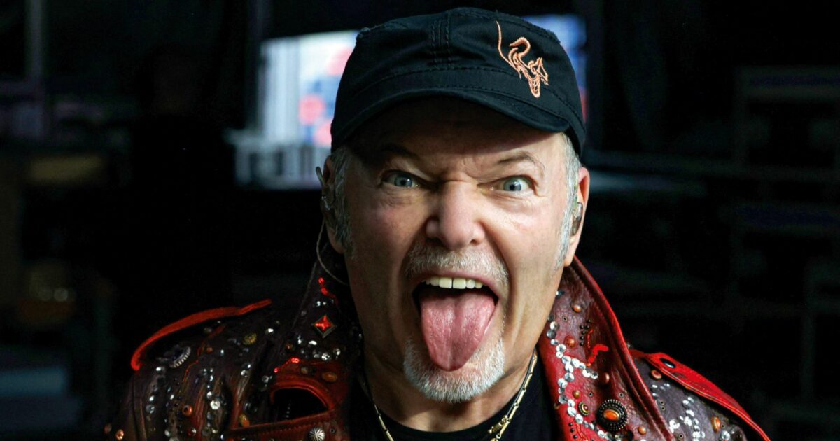 “Tutte le mie canzoni sono polaroid di vita, di certe sensazioni che proviamo”: il film della vita di Vasco Rossi racchiuso in “Vasco Live 2025 – The Essentials” “Tutte le mie canzoni sono polaroid di vita, di certe sensazioni che proviamo”: il film della vita di Vasco Rossi racchiuso in “Vasco Live 2025 – The Essentials”