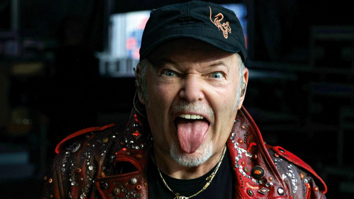 Vasco Rossi ricoverato in clinica per un intervento di decompressione lombare. Il rocker rassicura subito dopo l’operazione i fan: “Sono già in piedi”