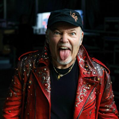 Copertina di Vasco Rossi ricoverato in clinica per un intervento di decompressione lombare. Il rocker rassicura subito dopo l’operazione i fan: “Sono già in piedi”