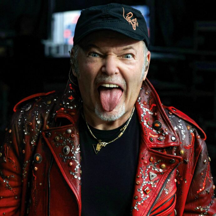 “Tutte le mie canzoni sono polaroid di vita, di certe sensazioni che proviamo”: il film della vita di Vasco Rossi racchiuso in “Vasco Live 2025 – The Essentials”